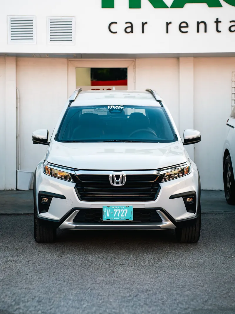 El Honda BR-V blanco de TRAC en la oficina de TRAC Car Rental
